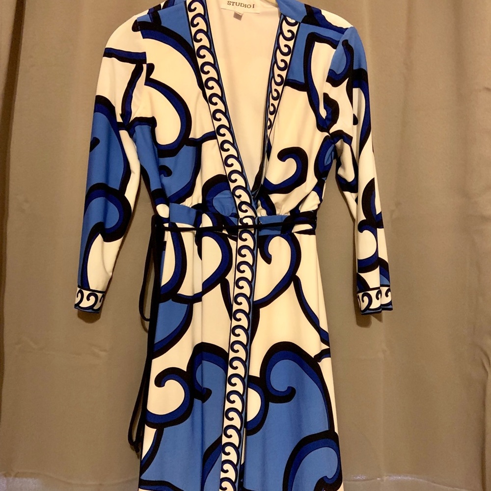 Studio I Blue & White patterned wrap dress size 6